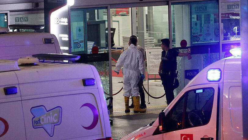 Am Istanbuler Flughafen Atatürk kam es am Dienstagabend zu mindestens zwei Explosionen. Am Istanbuler Flughafen Atatürk kam es am Dienstagabend zu mindestens zwei Explosionen.