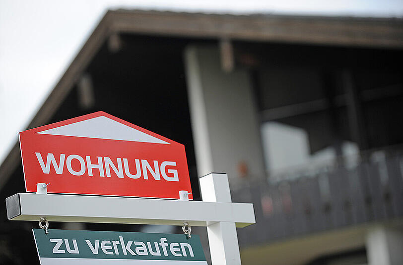 "Wohnung zu verkaufen": Mittlerweile sind die Immobilienpreise auch in kleinen Städten und Gemeinden in Bayern stark angestiegen.