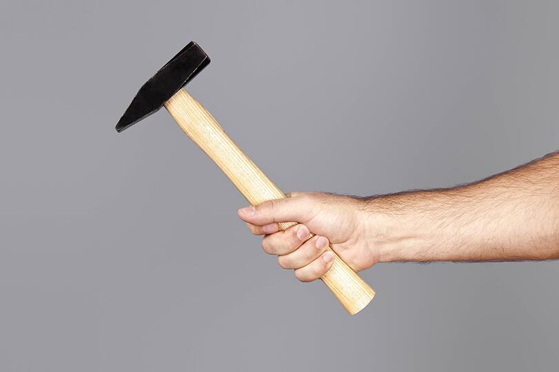 Der Räuber drohte dem Kassierer mit einem Hammer und stahl dann mehrere tausend Euro. (Symbolbild)