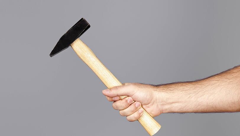 Der Räuber drohte dem Kassierer mit einem Hammer und stahl dann mehrere tausend Euro. (Symbolbild) Der Räuber drohte dem Kassierer mit einem Hammer und stahl dann mehrere tausend Euro. (Symbolbild)