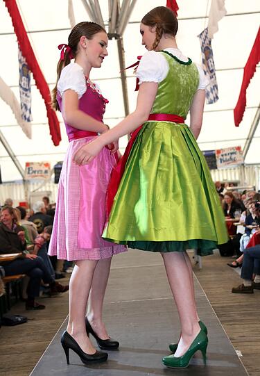 Trachtenmodenschau auf dem 27. Haderner Dorffest. Die Bilder.