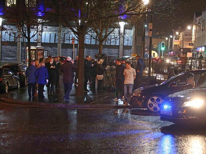 Nach der Explosion in der Innenstadt der nordirischen Stadt Londonderry geht die Polizei Hinweisen auf eine Autobombe nach.