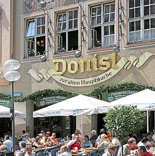 Mitte Mai 1984 gibt es einen Skandal der besonderen Art. 80 Polizisten stürmen das historische Bierlokal Donisl am Marienplatz. Der Geschäftsführer, aber auch zahlreiche Kellner werden festgenommen. Gäste sind zuvor über Monate hinweg systematisch ausgenommen worden, viele mit K.-o.-Tropfen im Bier betäubt, bis aufs Hemd beraubt und vor den Hinterausgang der Wirtschaft gelegt.