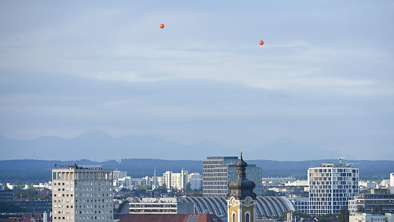 Die zwei roten Höhenballons simulieren die Höhe der geplanten Türme: 155 Meter hoch sollen diese sein.