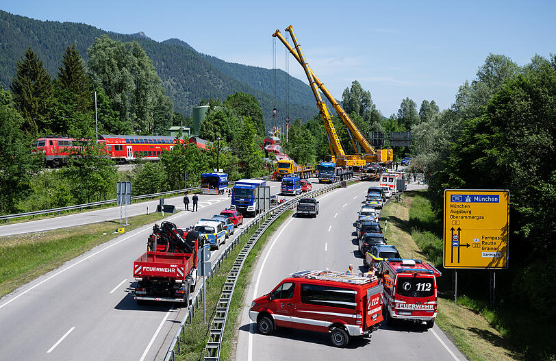 Auch am zweiten Tag sind zahlreiche Einsatz- und Rettungskräfte nach einem schweren Zugunglück im Einsatz.