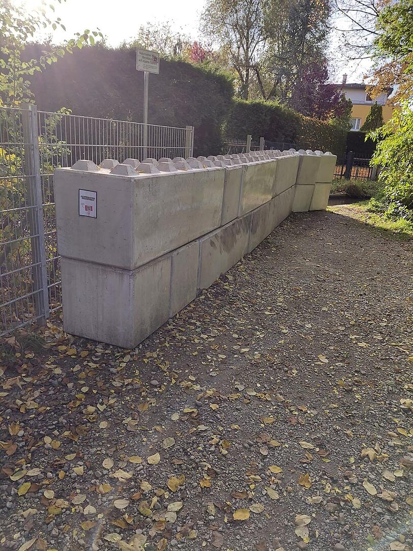 Die neue Mauer aus massiven Betonblöcken.