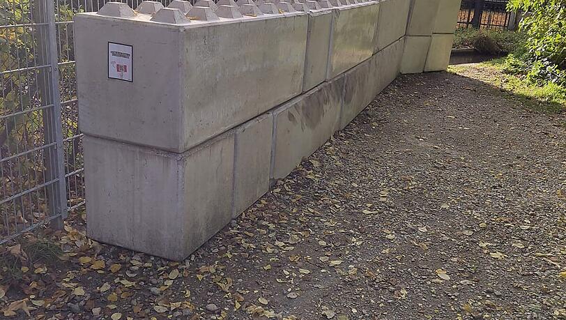 Die neue Mauer aus massiven Betonblöcken.