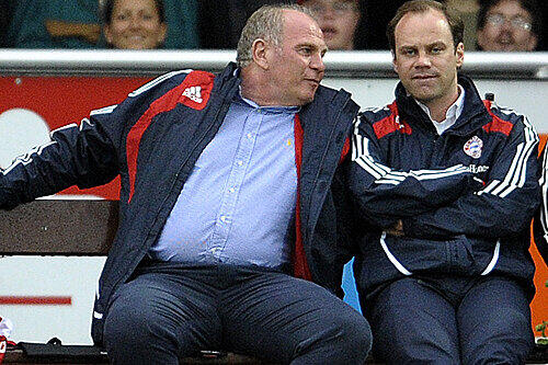 Nebeneinander auf einer Bank: Uli Hoeneß und Christian Nerlinger, der zukünftige Sportdirektor des FC Bayern München.