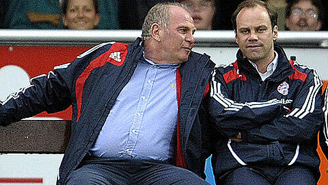 Nebeneinander auf einer Bank: Uli Hoeneß und Christian Nerlinger, der zukünftige Sportdirektor des FC Bayern München.