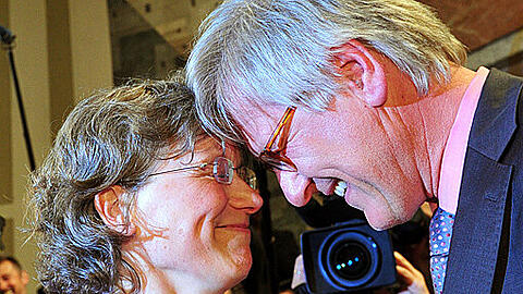 &bdquo;Viel reden, viel miteinander teilen, das schafft Vertrauen. Wir haben vor ein paar Tagen unseren 26. Hochzeitstag gefeiert &ndash; und sind noch so glücklich wie am Anfang&ldquo;: Heinrich Bedford-Strohm mit Ehefrau Deborah nach seiner Wahl in München.