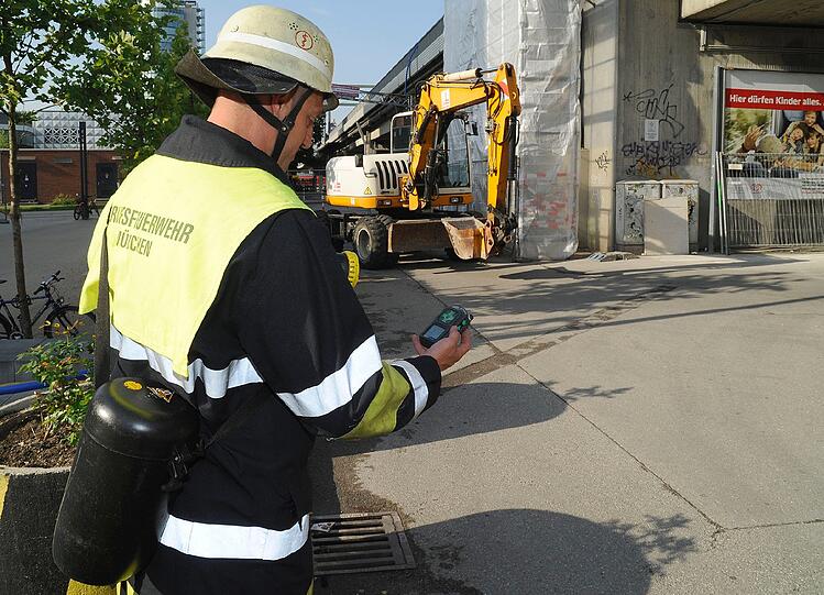 Die Feuerwehr unterstütze die Abdichtungsarbeiten der Stadtwerke indem sie den Brandschutz sicherstellte und Messungen durchführte.