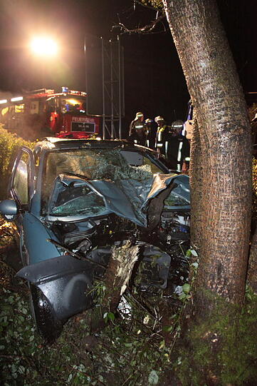 Heftiger Crash im Großhaager Forst: Ein 26-Jähriger kommt von der Fahrbahn ab und prallt gegen einen Baum
