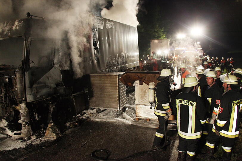 Als die Feuerwehr ankam um den Brand zu löschen, stand das Fahrzeug bereits vollständig in Flammen. Die Bilder von der Löschaktion.