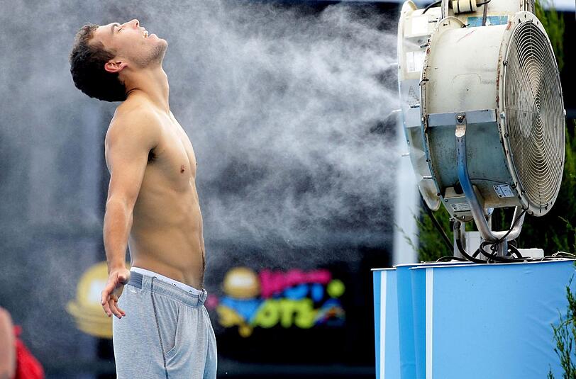 Der Pole Jerzy Janowicz kühlt sich während eines Matchs vor einem Ventilator ab.