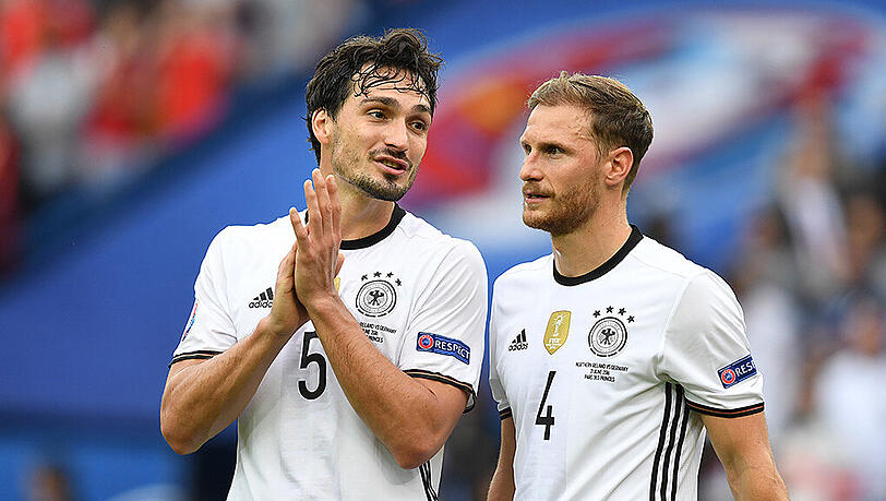 Spielen gemeinsam gegen Italien: Mats Hummels (l.) und Benedikt Höwedes.