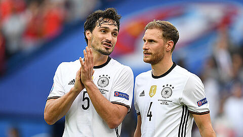 Spielen gemeinsam gegen Italien: Mats Hummels (l.) und Benedikt Höwedes.