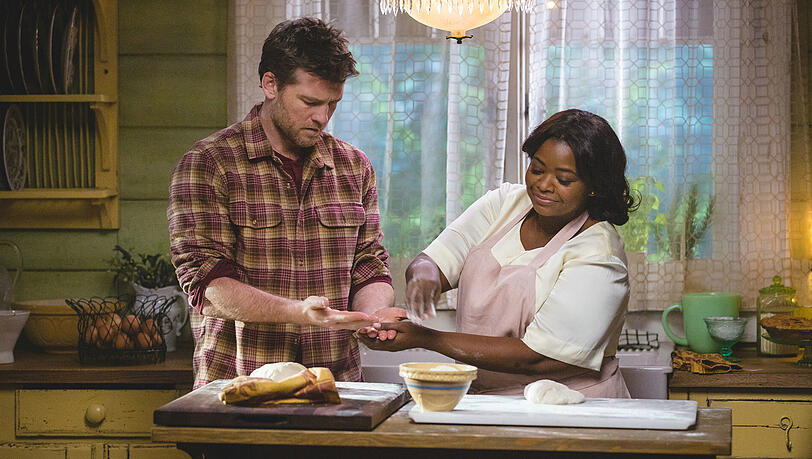Mack (Sam Worthington) mit Gott, genannt Papa (Octavia Spencer). Mack (Sam Worthington) mit Gott, genannt Papa (Octavia Spencer).