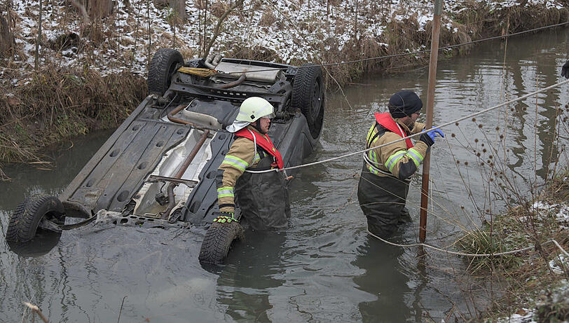 Ein Großaufgebot an Rettungskräften war in Velden im Einsatz, nachdem ein Auto in der Vils gefunden worden war.