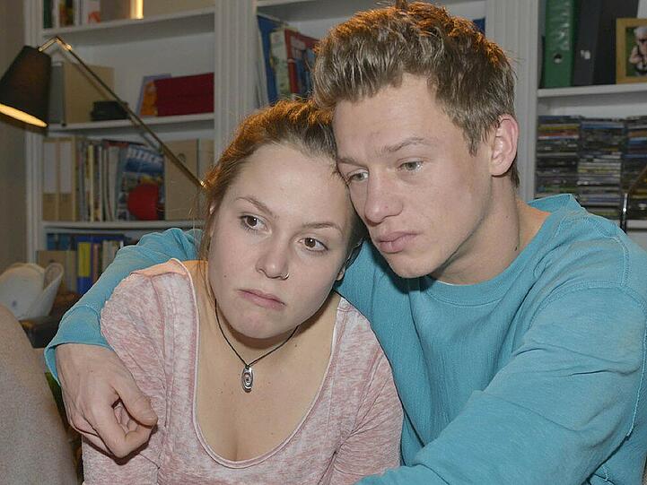 "GZSZ": Mieze (li.) hat Angst, dass sie ihr Zuhause bei den Morenos verliert