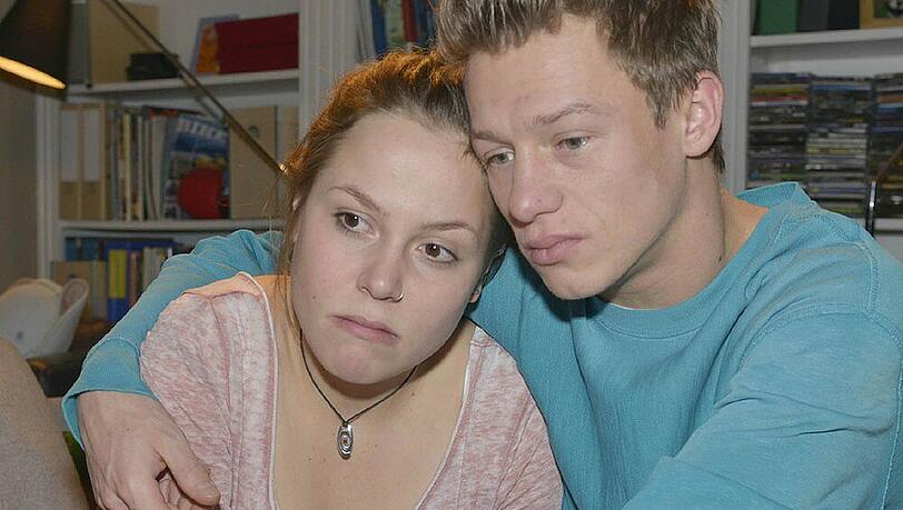 "GZSZ": Mieze (li.) hat Angst, dass sie ihr Zuhause bei den Morenos verliert "GZSZ": Mieze (li.) hat Angst, dass sie ihr Zuhause bei den Morenos verliert