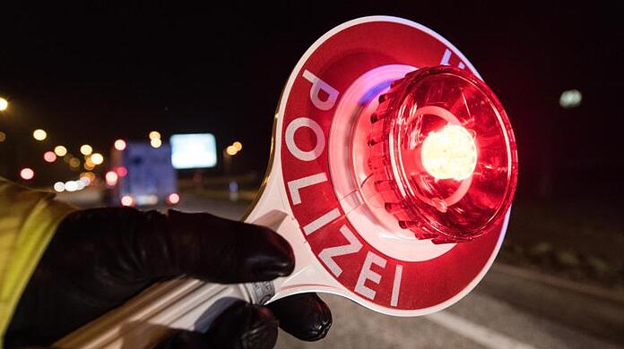 Die Polizei nahm dem Mann noch an Ort und Stelle den Führerschein ab. (Symbolbild)