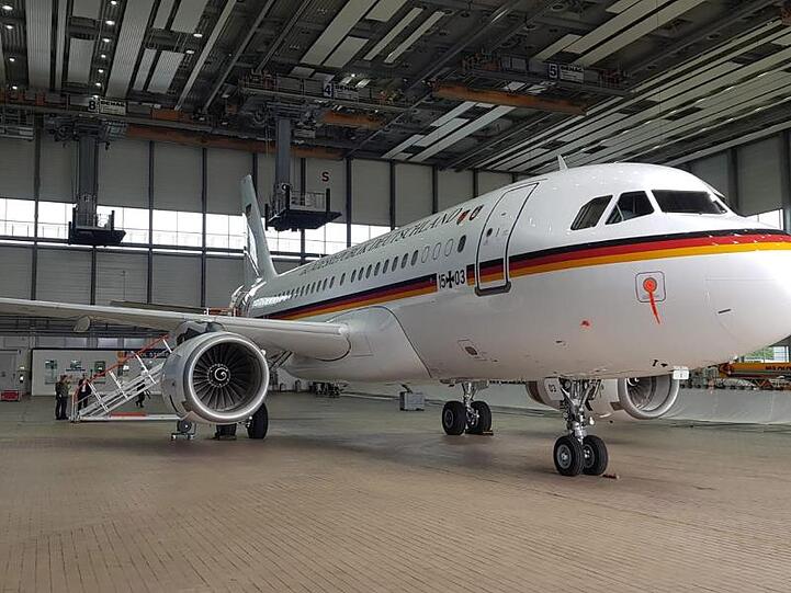 Ein umgerüsteter Airbus A319 steht in einem Hangar. Das Flugzeug soll künftig als Aufklärungsflugzeug der Bundeswehr unterwegs sein.
