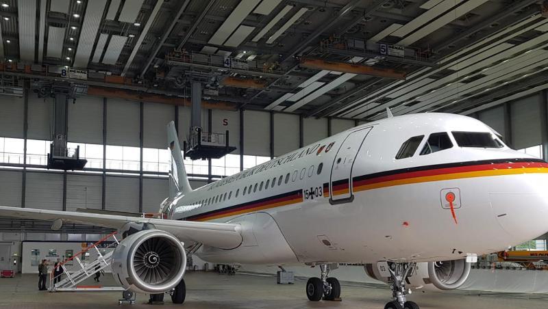 Ein umgerüsteter Airbus A319 steht in einem Hangar. Das Flugzeug soll künftig als Aufklärungsflugzeug der Bundeswehr unterwegs sein. Ein umgerüsteter Airbus A319 steht in einem Hangar. Das Flugzeug soll künftig als Aufklärungsflugzeug der Bundeswehr unterwegs sein.