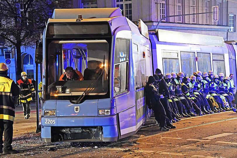 Der heftige Aufprall des in der Grundausstattung ab 150.000 Euro erhältlichen Fahrzeugs warf den Triebwagen aus dem Gleis - die Tram kam erst kurz vor dem Fußweg der Reichenbachbrücke zum Stehen.