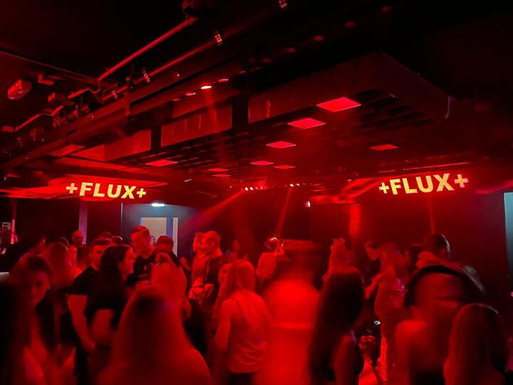 Das Flux war voll: Wer kein Einlassticket hatte, musste wieder nach Hause gehen.