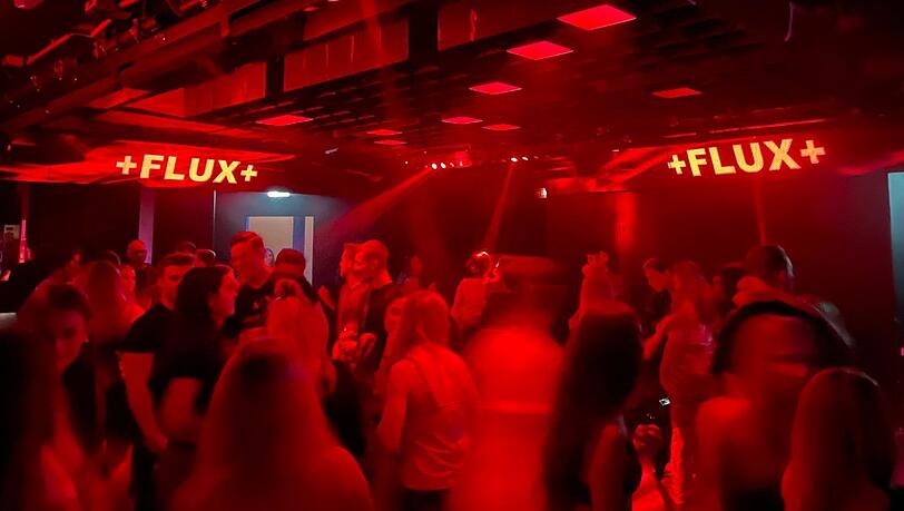 Das Flux war voll: Wer kein Einlassticket hatte, musste wieder nach Hause gehen. Das Flux war voll: Wer kein Einlassticket hatte, musste wieder nach Hause gehen.