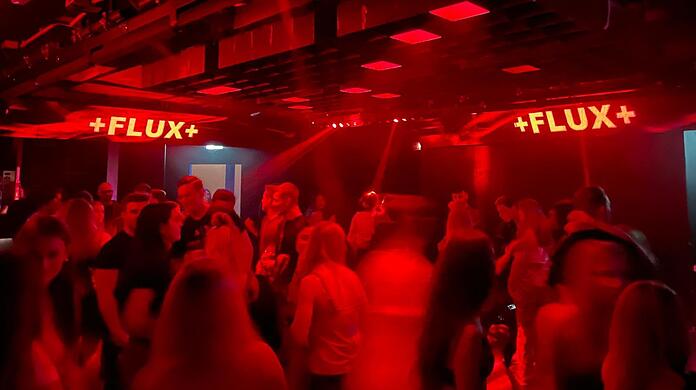 Das Flux war voll: Wer kein Einlassticket hatte, musste wieder nach Hause gehen.