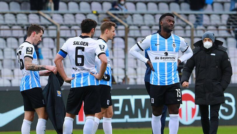 Frustrierte Löwen - trotz starker Leistung: Beim 2:2 gegen Braunschweig war für Trainer Köllner (l.) und seine Elf auch ein Dreier möglich.