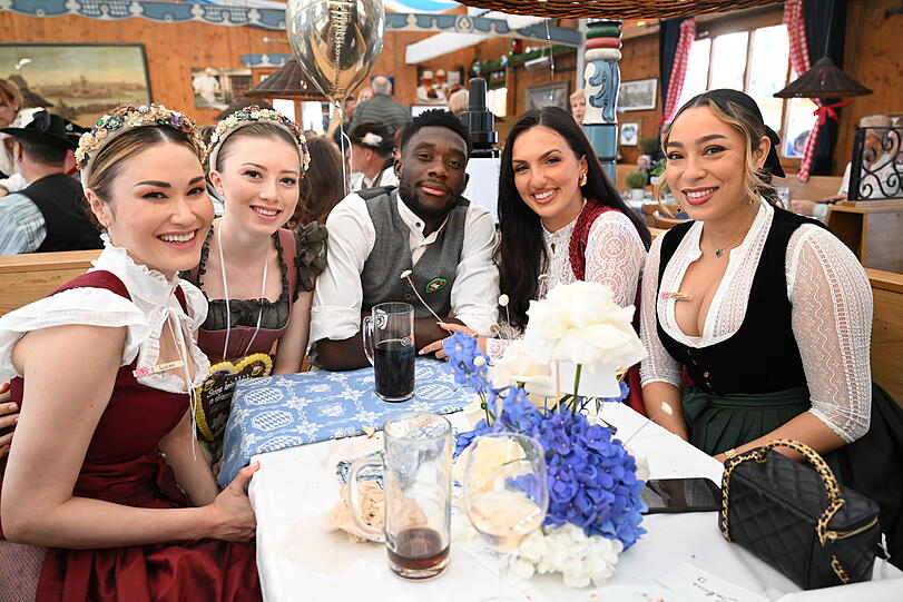 Luise und Eleonora Berger mit Alphonso Davies, Sheyenne Jen und Sabrina Duvad