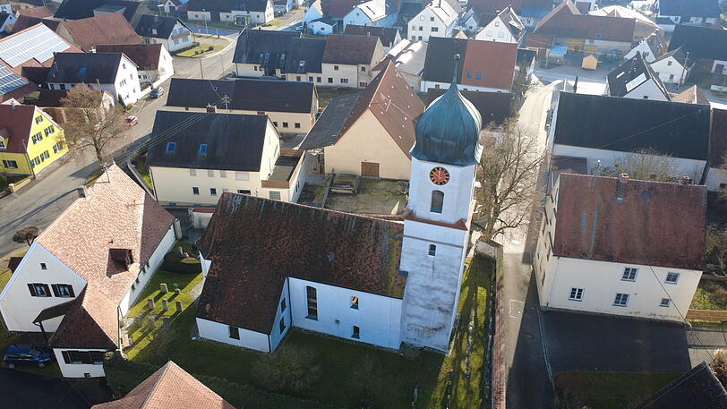 Um diesen Kirchturm in Fessenheim geht es. Die Kirchengemeinde hat sich eine ungew&ouml;hnliche Spendenaktion einfallen lassen.