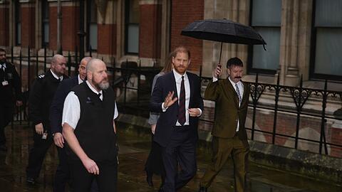 Prinz Harry trifft vor seiner Zeugenaussage in der Klage gegen die "Daily Mail" am Gericht in London ein. Prinz Harry trifft vor seiner Zeugenaussage in der Klage gegen die "Daily Mail" am Gericht in London ein.
