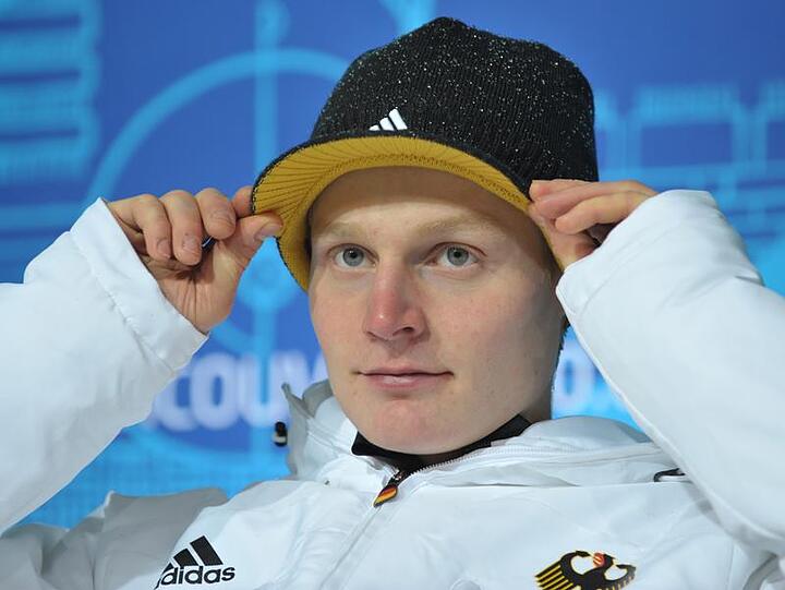 Pascal Bodmer sitzt ganz entspannt bei der Pressekonferenz in Whistler.