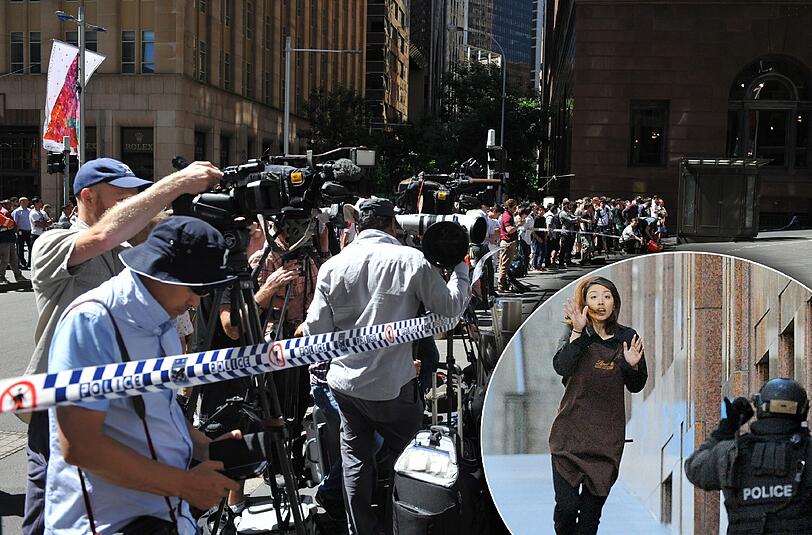 Wegen der Geiselnahme in einem "Lindt"-Café herrscht in Sydney seit Stunden Ausnahmezustand. Eine Mitarbeiterin des Cafés, in dem sich der Geiselnehmer verschanzt hat, flüchtet aus der Gefahrenzone.