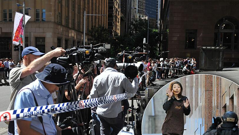 Wegen der Geiselnahme in einem "Lindt"-Café herrscht in Sydney seit Stunden Ausnahmezustand. Eine Mitarbeiterin des Cafés, in dem sich der Geiselnehmer verschanzt hat, flüchtet aus der Gefahrenzone. Wegen der Geiselnahme in einem "Lindt"-Café herrscht in Sydney seit Stunden Ausnahmezustand. Eine Mitarbeiterin des Cafés, in dem sich der Geiselnehmer verschanzt hat, flüchtet aus der Gefahrenzone.