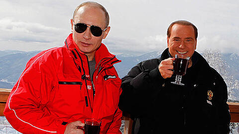 Sitz Silvio Berlusconi (r.) bald im russischen Kabinett von Präsident Wladimir Putin?