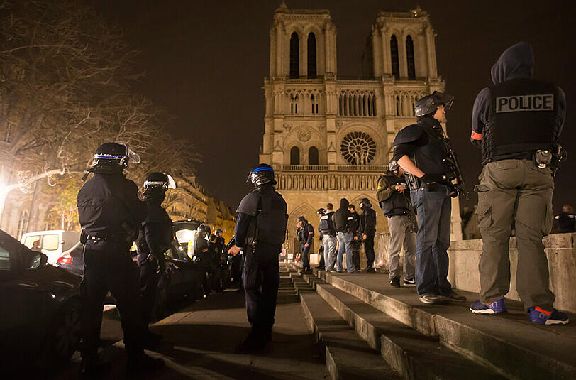 Schüsse, Explosionen, Tote und Verletzte: die Bilder von der verheerenden Anschlagsserie in Paris.