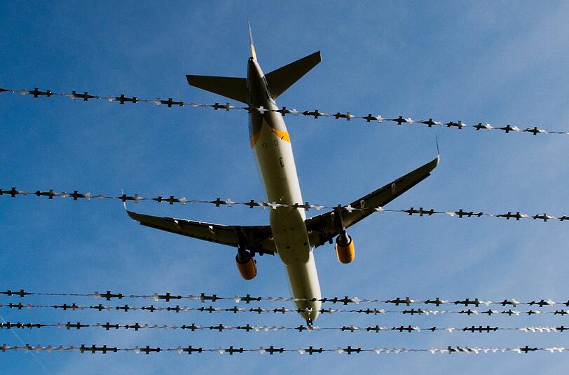 Seit Anfang 2015 sind nach einem Medienbericht mehr als 600 Abschiebungen per Flugzeug aus Deutschland im letzten Moment gestoppt worden. Foto: Julian Stratenschulte/Symbolbild
