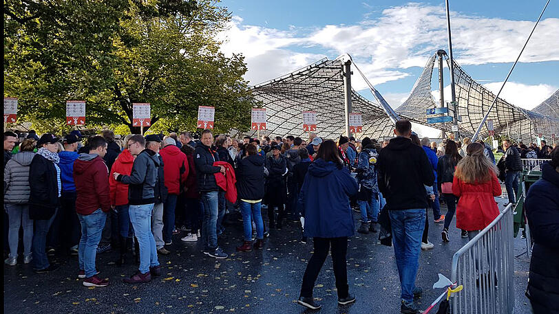 Das Warten auf die alten Herren. Vor Beginn des Konzerts der Rolling Stones in München stehen Fans vor dem Olympiastadion.