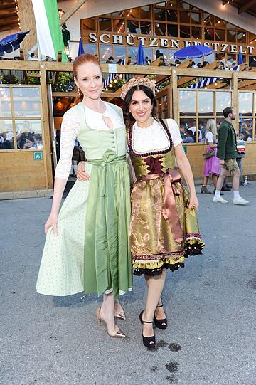 Barbara Meier und Viktoria Lauterbach vor dem Schützenzelt