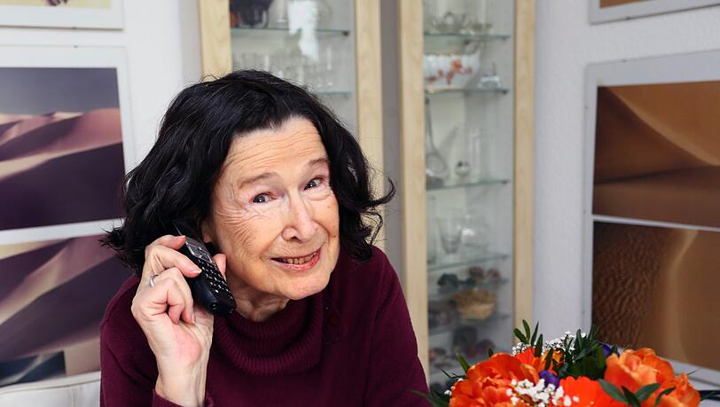 Irene Herzberg hatte erst gar keine Telefonnummer mehr, dann kurioserweise sogar vier. Von der Telekom hat sie einen Blumenstrauß als Entschuldigung bekommen. Irene Herzberg hatte erst gar keine Telefonnummer mehr, dann kurioserweise sogar vier. Von der Telekom hat sie einen Blumenstrauß als Entschuldigung bekommen.