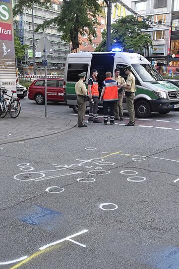 Schrecklicher Unfall: Eine 82-Jährige wird mitsamt ihrem elektrischen Rollstuhl unter einem Transporter eingeklemmt.