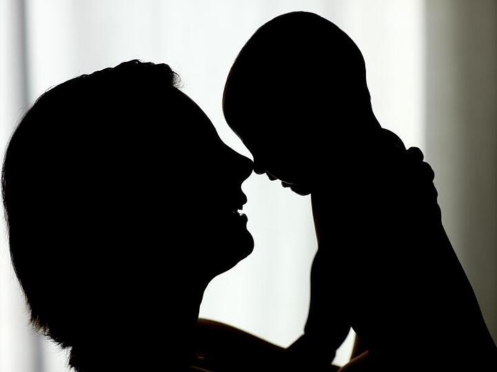 Laut einer britischen Studie dauert es nach der Geburt des ersten Kindes bis zu sechs Jahre, bis Mutter und Vater wieder so schlafen können wie davor.