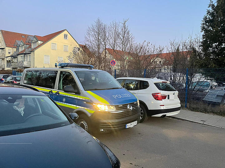 Die Polizei bei der Razzia in Moosach.
