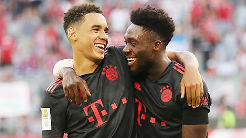 Auf und neben dem Platz beste Buddies: Jamal Musiala (l.) und Alphonso Davies.