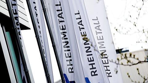 Flaggen in Düsseldorf vor dem Rheinmetall-Gebäude.