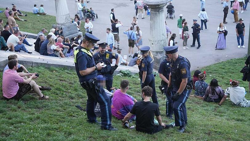 Platzwunde und Promille: Was die Polizei auf der Wiesn in München erlebt – die AZ auf Streife